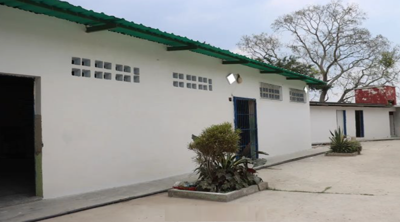 Rehabilitan escuela Pío Rengifo en Carayaca