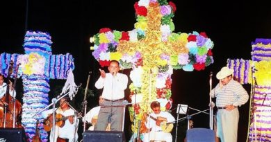 Flores, frutas, sudario y cirios se preparan para celebra la Santísima Cruz