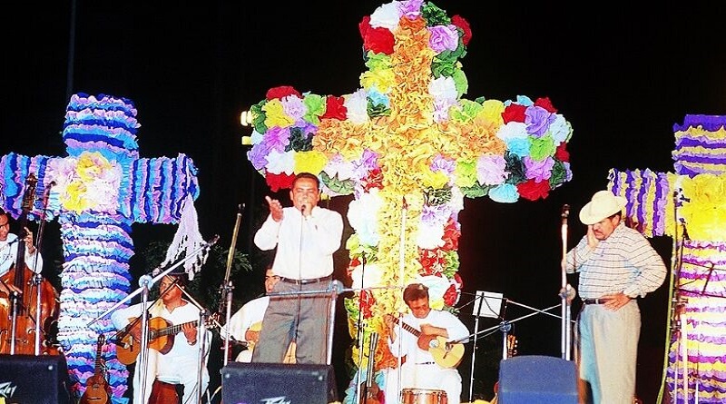 Flores, frutas, sudario y cirios se preparan para celebra la Santísima Cruz