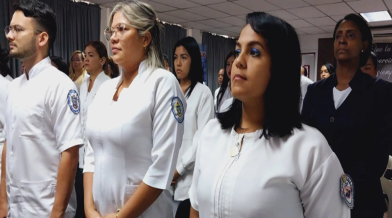 Profesionales de Enfermería de La Guaira reciben cargos y ascensos