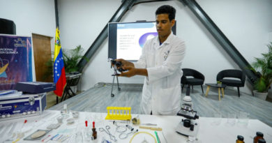 Gobierno Bolivariano entregó kits de laboratorio Química para la Vida en la Guaira