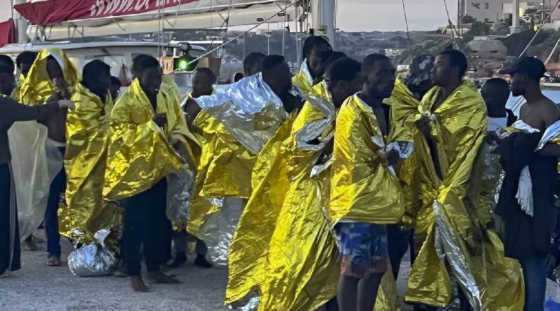 Rescatan a cien migrantes frente a costas libias