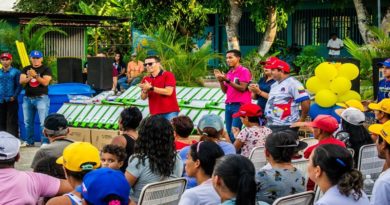 Entregan dotación de tuberías e luminarias en las comunidades de Charallave