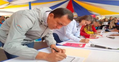 Trabajadores de MinComercio y MinAguas firman contra bloqueo de Biden