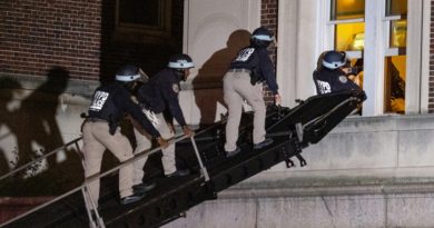 Usando un vehículo táctico, la Policía de Nueva York entra en una planta superior de un edificio tomado por manifestantes en el campus de la Universidad de Columbia en Nueva York, el 30 de abril de 2024 (Craig Ruttle / AP)