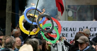 Personas queman anillos olímpicos en la protesta en París, el 1 de mayo de 2024. (Alain Jocard)