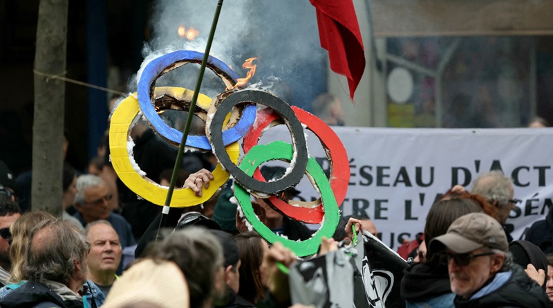 Personas queman anillos olímpicos en la protesta en París, el 1 de mayo de 2024. (Alain Jocard)