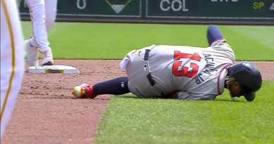 Ronald Acuña Jr. abandona el juego de los Bravos tras alarmante lesión en el tobillo