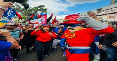 Pueblo venezolano acompaña a su héroe Súper Bigote en Caracas