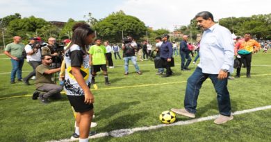 Jefe de Estado inaugura campo de fútbol en parroquia Marizapa de Miranda