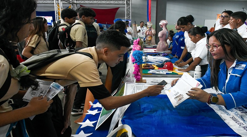 Bachilleres participan en la Feria de Oportunidades de Estudio 2024