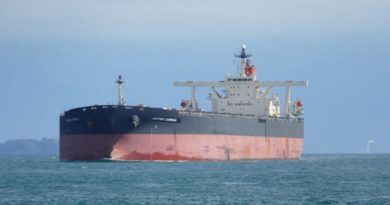 Hutíes atacan un destructor estadounidense y otros dos barcos