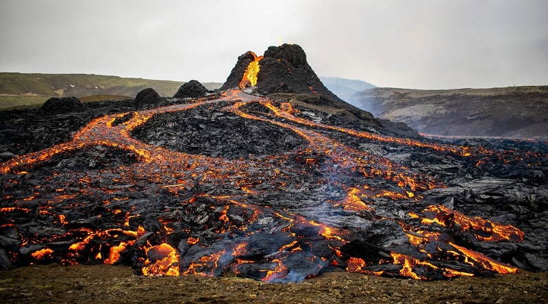 Enorme flujo de lava de un volcán activo 'engulle' una carretera en Islandia