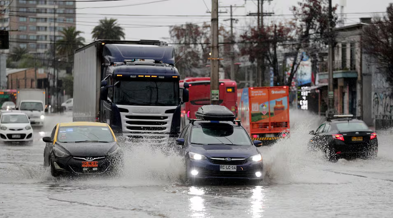 Reportan personas aisladas y fuertes inundaciones por lluvias en Chile