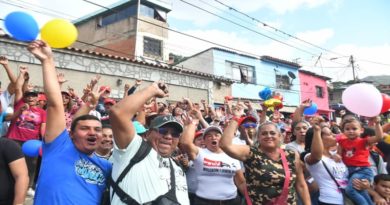 Pueblos de Macarao y Caricuao marchan en respaldo al presidente Maduro