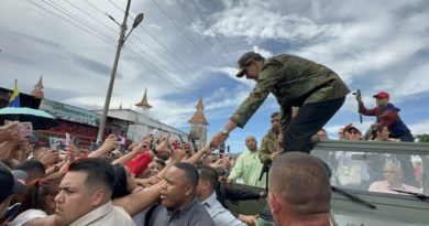 Presidente Maduro estrecha la mano de los carabobeños este 24-J