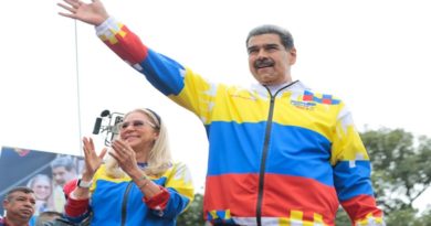 Pueblo de La Guaira recibe con fervor al presidente Nicolás Maduro en Catia La Mar