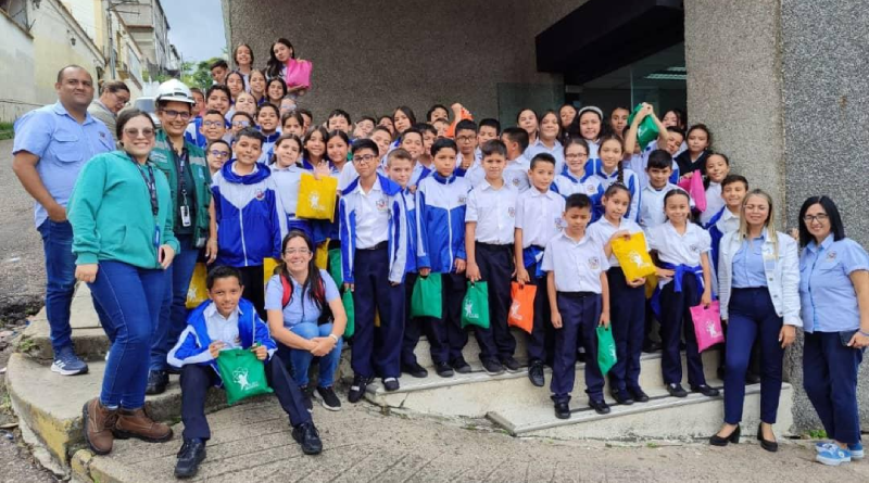 Jóvenes en Guárico y Táchira aprenden sobre el mundo de las telecomunicaciones