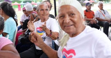 Abuelos y abuela son favorecidos con abordaje integral en Zulia
