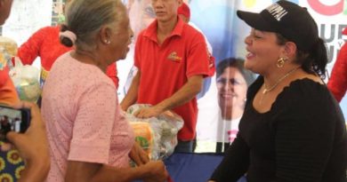 Abuelos y abuelas de Buroz reciben jornada alimenticia