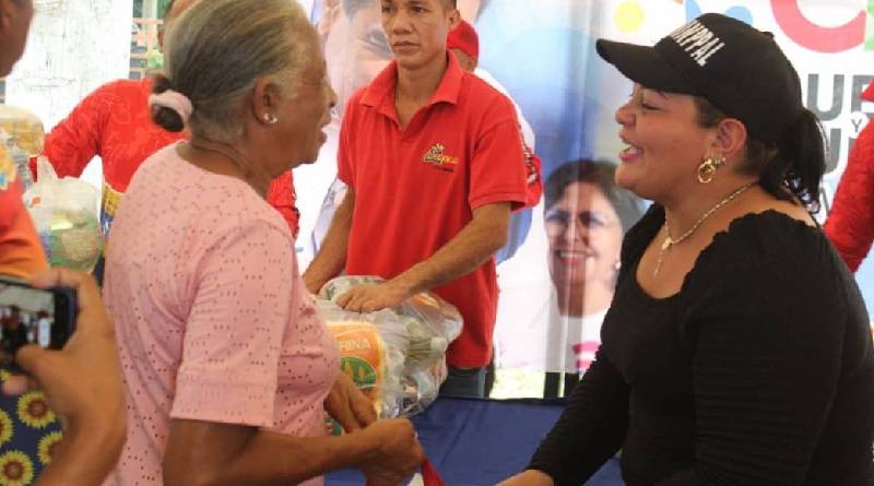 Abuelos y abuelas de Buroz reciben jornada alimenticia