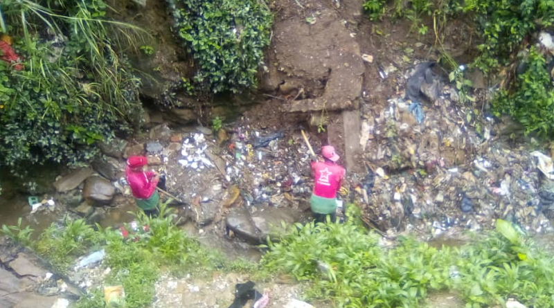 Equipos de mantenimiento realizan limpieza en quebradas de Caracas ante las lluvias