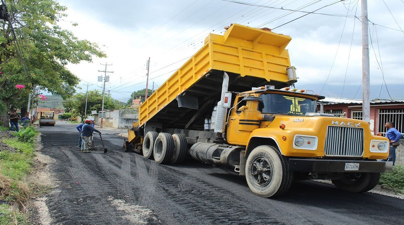 Colocadas más de 15 mil toneladas de asfalto en calles y avenidas de Aragua