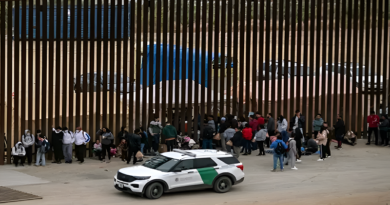 Migrantes demandan a Joe Biden por limitar asilo en la frontera de México