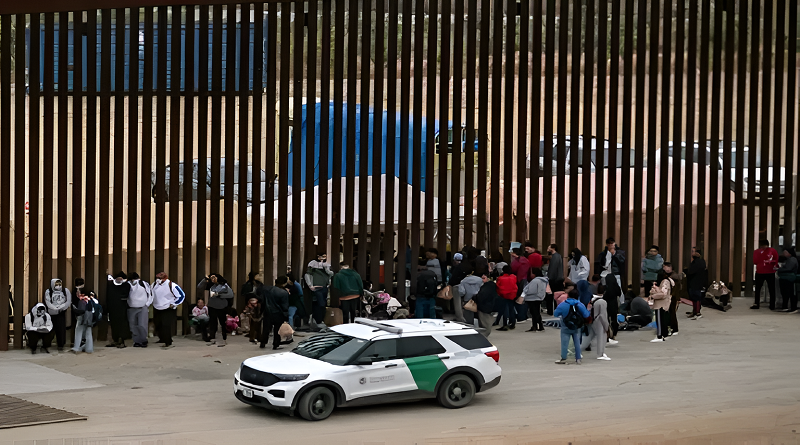 Migrantes demandan a Joe Biden por limitar asilo en la frontera de México