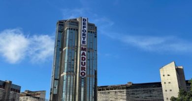 Torres de Parque Central despliegan pancarta en apoyo al presidente Maduro