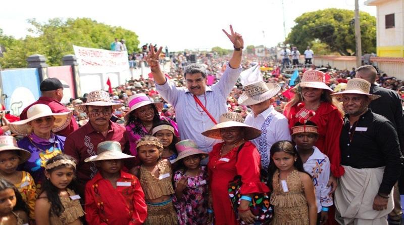 Pueblos wayúu y añú entregan a Maduro prendas indígenas que simbolizan firmeza