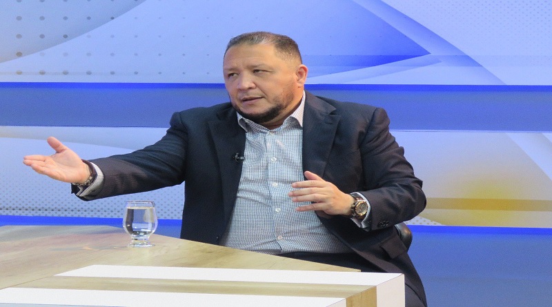 Candidato José Brito propone “meter en el corral” a extremistas de la derecha