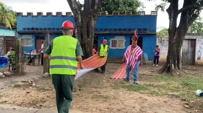 Autoridades dotan de techos a comunidades indígenas de Barinas gracias al 1x10