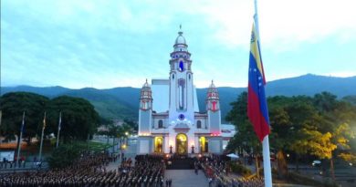 Conmemoran 213 años de la Firma del Acta de Independencia y Día de la FANB con izada de bandera