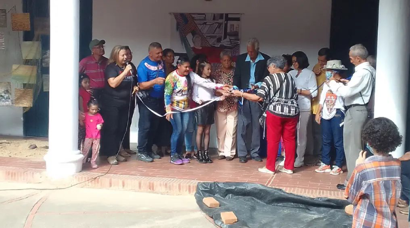 Inauguran exposición El azul de las memorias en homenaje a Mimina Rodríguez Lezama