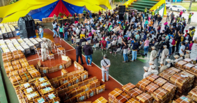 Entregan más de 10 mil kits de mesas-sillas para escuelas de Caracas