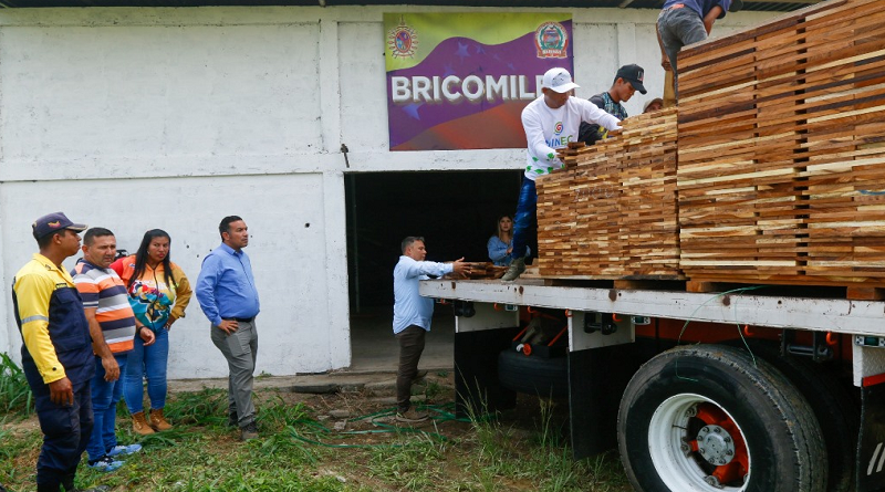 Entregan kits de maderas para la recuperación de mesas-sillas en escuelas de Barinas