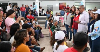 Familias afectadas por embates del Huracán Beryl reciben enseres en Caroní