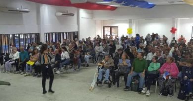 Abuelos y abuelas reciben prótesis dentales en Táchira