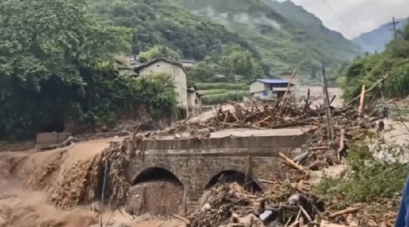 Reportan más e 30 desaparecidos tras inundaciones en la aldea Xinhua