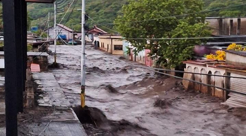Atienden a afectados por desbordamiento del río Manzanares en Sucre