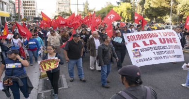 Educadores de Ecuador protestan contra el alza de los precios de la gasolina