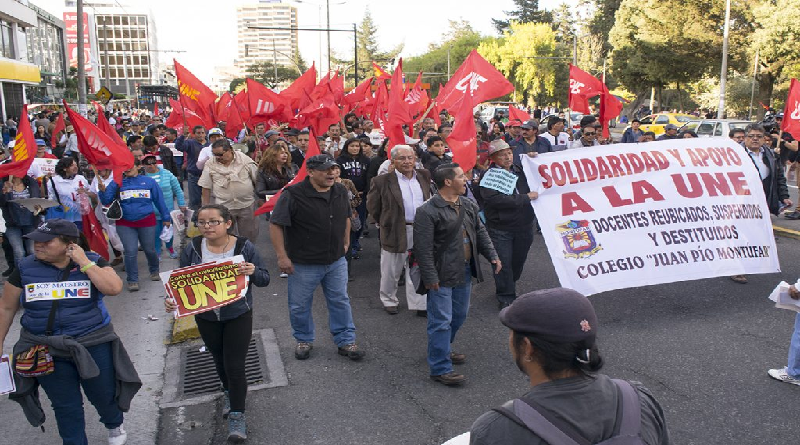 Educadores de Ecuador protestan contra el alza de los precios de la gasolina