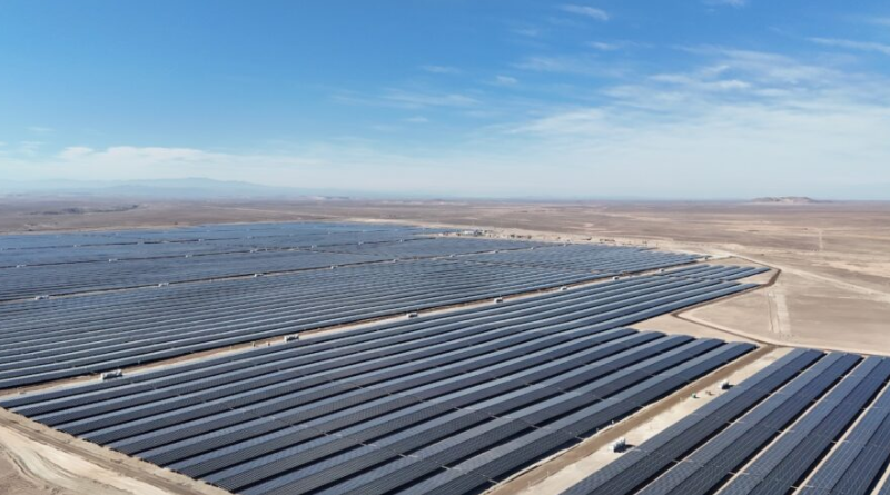 Chile inaugura su mayor planta solar en el desierto de Atacama