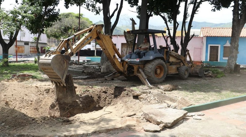Inician trabajos de remodelación de plaza Bolívar de San Mateo