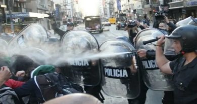Policía argentina lanza gas pimienta y palazos a jubilados