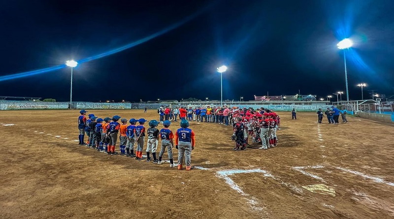 Totalmente iluminado estadio de béisbol de Boyacá II en Anzoátegui