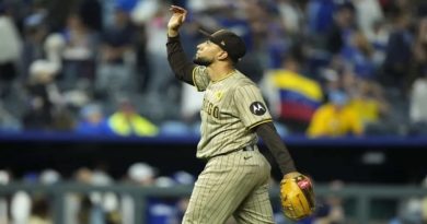 Cerrador venezolano Robert Suárez sale triunfante ante Mets