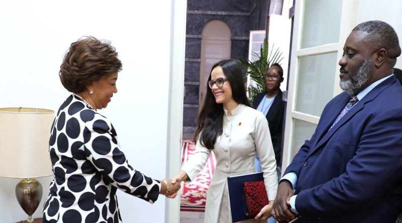 Embajadora de Venezuela presenta Copias de Estilo en Angola
