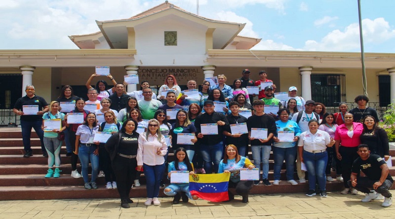 Certifican guías turísticos de Santiago Mariño en Aragua